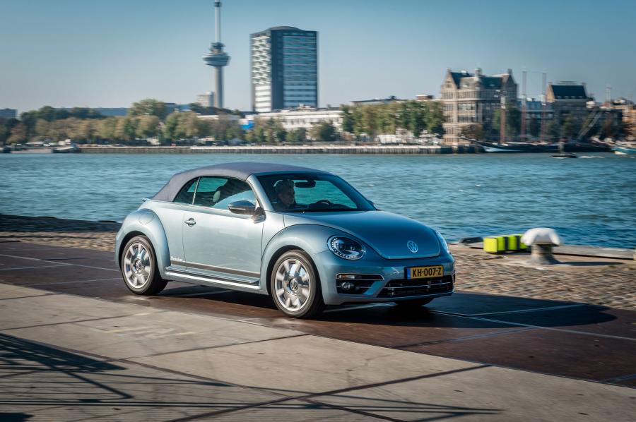  Volkswagen Beetle Convertible Denim 2016 года  (фото 21 из 41)